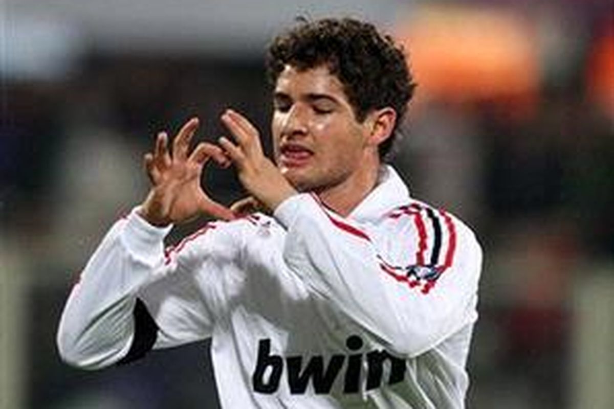Striker AC Milan, Alexandre Pato, diminta bekerja lebih keras.
