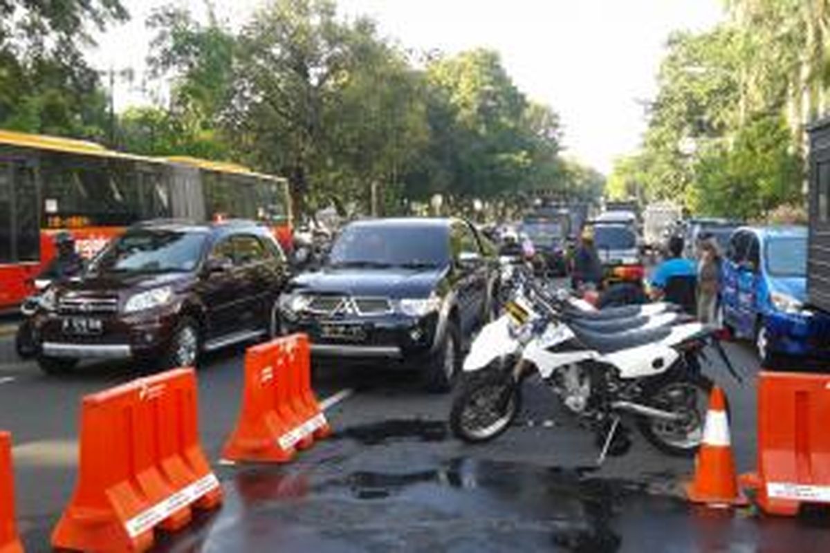 Lalulintas di depan Gedung Mahkamah Konstitusi di Jalan Medan Merdeka Barat, Jakarta Pusat, sedikit tersendat, Rabu (6/8/2014).