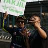 Warga Heboh Lihat “Valentino Rossi” Bagi-bagi Takjil di Sudirman