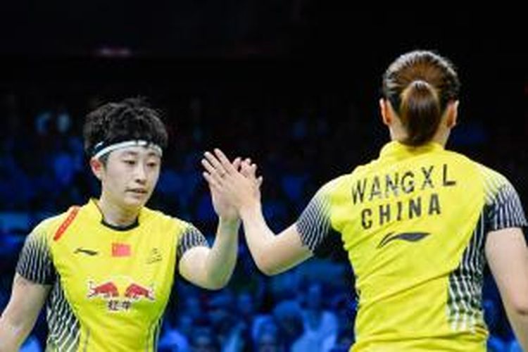 Ganda putri Tiongkok, Wang Xiaoli (kanan)/Yu Yang, melakukan tos setelah meraih poin atas ganda Tiongkok lainnya, Tian Qing (kiri)/Zhao Yunlei, pada final Kejuaraan Dunia 2014 di Ballerup Super Arena, Kopenhagen, Denmark, Minggu (31/8/2014).