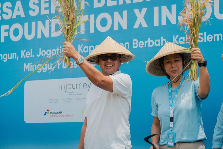 Holding BUMN sektor aviasi dan pariwisata InJourney Group dan Rabu Biru Foundation (RBF) melakukan inisiatif program pertanian berkelanjutan di Dusun Morobangun, di sekitar Candi Prambanan, Yogyakarta (1/12/2024).