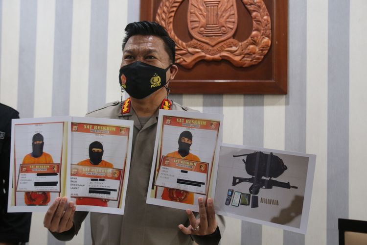 Kombes Pol Winardy, Kabid Humas Polda Aceh memperlihatkan foto tiga penembak Komandan BAIS, Minggu (31/10/2021).