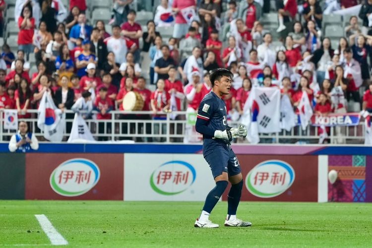 Ernando Ari merayakan keberhasilannya menahan penalti pada babak adu penalti di duel perempat final Piala Asia U23 2024 timnas U23 Indonesia vs Korea Selatan di Stadion Abdullah bin Khalifa, Doha, Qatar, Kamis (25/4/2024).