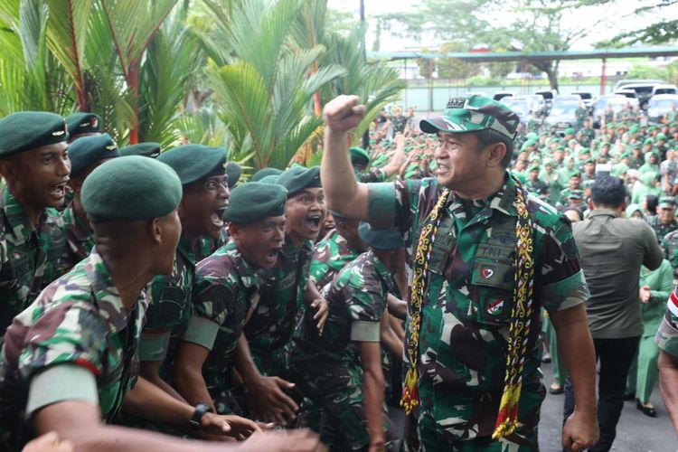 KSAD Jenderal Maruli Simanjuntak dalam kunjungannya dan memberikan pengarahan kepada prajurit, PNS dan anggota Persit Kartika Chandra Kirana (KCK) di Aula Markas Komandan Daerah Militer (Makodam) XII/Tanjungpura, Pontianak, Kalimantan Barat, Kamis (25/1/2024).