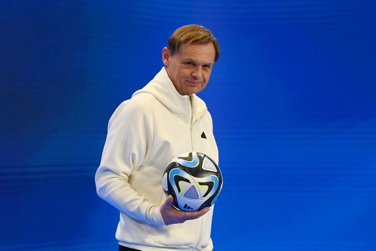 CEO Adidas Bjoern Gulden berpose dengan sebuah bola saat konferensi pers tahunan di Herzogenaurach, Jerman pada 8 Maret 2023.  