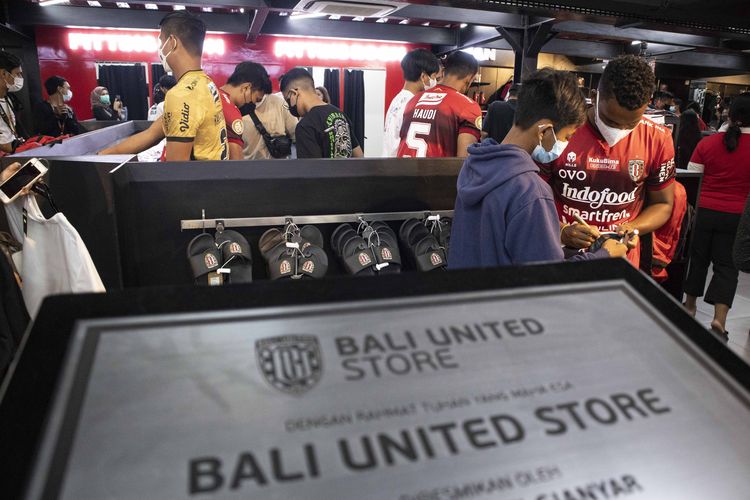 Pemain Eber Bessa sedang menadatangani jersey suporter saat meet and great dalam rangkaian kegiatan syukuran Bali United Juara Liga 1 2021-2022 di Megastore Bali United Gianyar, Senin (28/3/2022) siang.