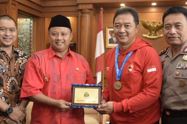 Wakil Gubernur Jawa Barat Uu Ruzhanul Ulum saat memberikan apresiasi dan penghargaan kepada tiga pebulutangkis asal Jabar yang meraih medali emas Para-Badminton 2019 di Gedung Sate, Kota Bandung, Jumat (30/8/2019).