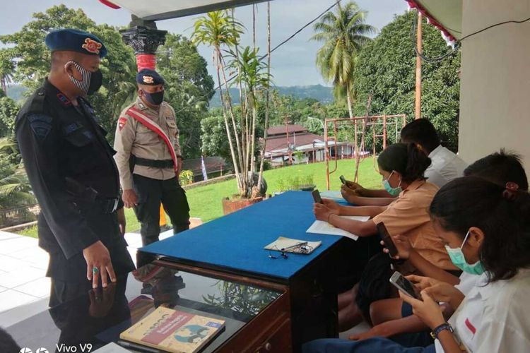 Sejumlah siswa kurang mampu di Desa Passo, Kecamatan Baguala Ambon mengikuti pelajaran secara onloine di markas brimob Kompi 1 Batalyon A Pelopor Polda Maluku, Sabtu (15/8/2020).