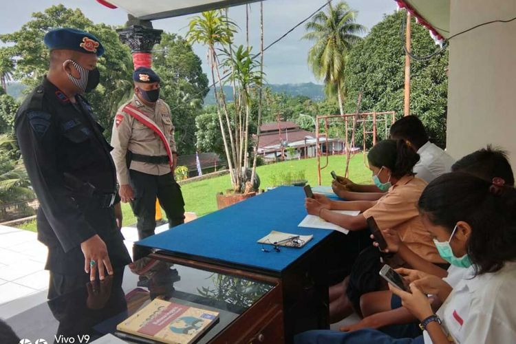 Dapat Internet Gratis, Siswa Kurang Mampu Belajar di Markas Brimob