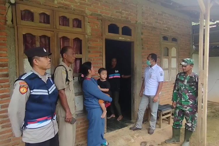 Petugas melalukan sosialisasi dan pengawasan kepada masyarajat di Kecamatan Nawangan Pacitan, mencegah sebaran Leptospirosis, Selasa (28/02/2023)