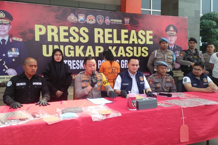 Kapolres Gresik AKBP Adhitya Panji Anom bersama jajaran, saat rilis ungkap kasus di depan Mapolres Gresik, Jawa Timur, Selasa (7/11/2023).