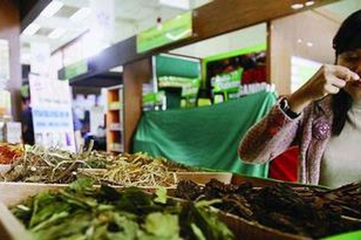 Bahan produk herbal dipamerkan dalam Pameran Produk Herbal dan Kosmetik di Plaza Pameran Departemen Perindustrian, Jakarta.