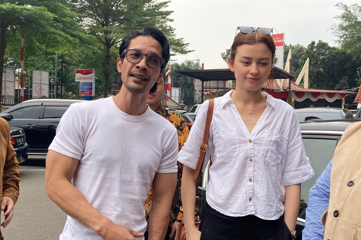 Edward Akbar dan Kimberly Ryder di Polres Jakarta Selatan, Jumat (11/7/2025).