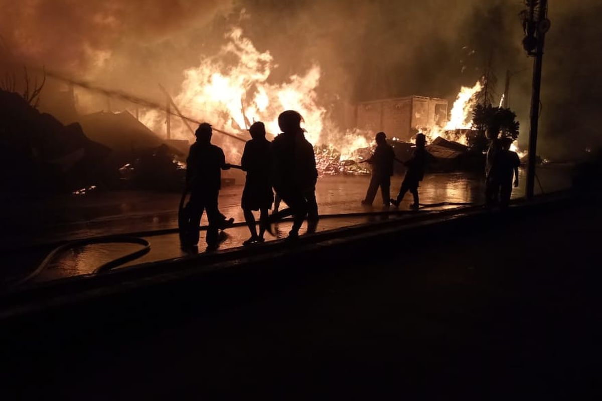 Kebakaran lapak kayu palet dan rongsokan terjadi di Jalan Diponegoro, tepat di perbatasan antara Kabupaten dan Kota Bekasi pada Rabu (10/3/2021).