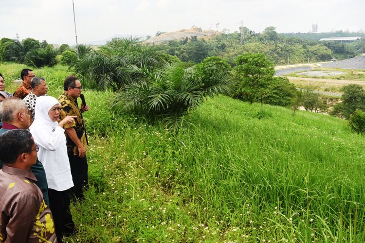 Gubernur Jawa Timur, Khofifah Indar Parawansa, saat mengunjungi Kantor PT Prasadha Pamunah Limbah Industri (PPLI) di Desa Nambo, Bogor, Jawa Barat, Jumat (23/2/2019).