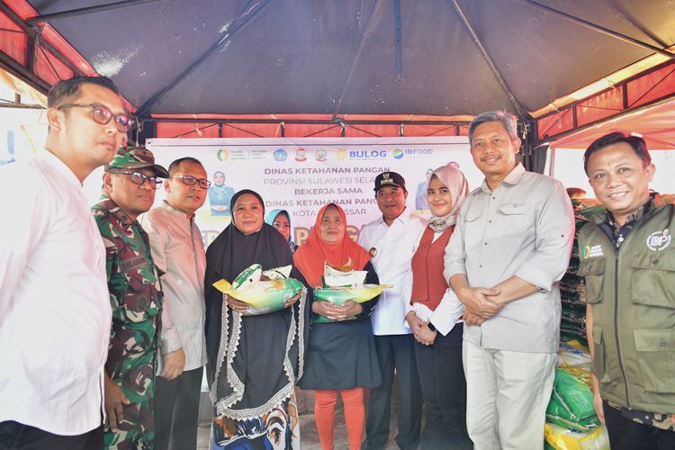 Penjabat (Pj) Gubernur Sulawesi Selatan (Sulsel) Bahtiar Baharuddin meninjau Gerakan Pangan Murah (GPM) di 3 titik di Kota Makassar, Minggu, (17/3/2024). 