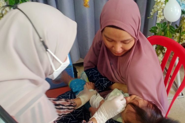 Kegiatan Sub Pekan Imunisasi Nasional (PIN) Polio Putaran 2 di Kota Malang, Jawa Timur. Kegiatan Sub Pekan Imunisasi Nasional (PIN) Polio Putaran 2 di Kota Malang, Jawa Timur.