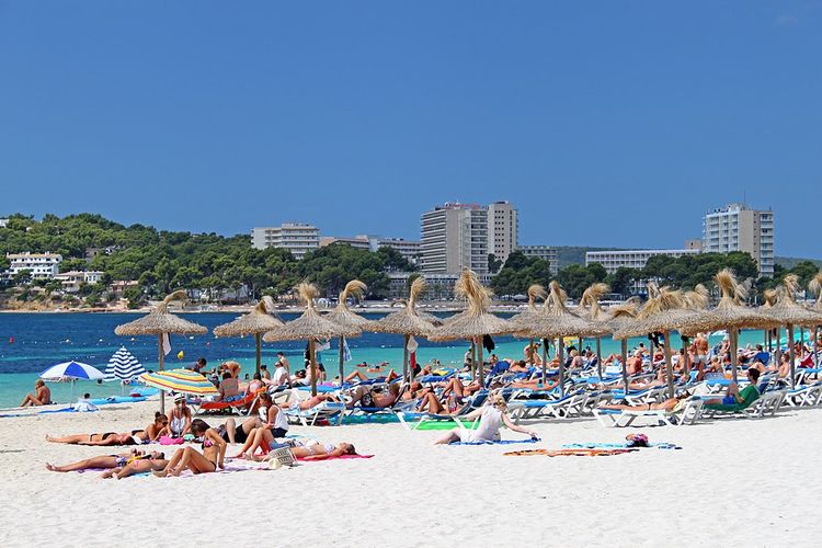 Magaluf, Mallorca, Spanyol. Sejak 2020, Kepulauan Balearic menindak turis pemabuk. Ini sudah berlaku di resor-resor di Magaluf, Playa de Palma, dan San Antonio di Ibiza tempat para penyuka pesta.