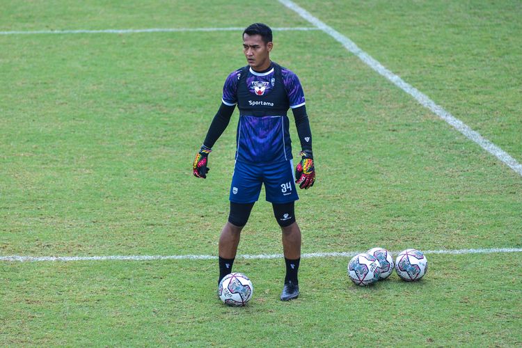 Penjaga gawang Persib Reky Rahayu menjalani latihan rutin mempersiapkan diri turun berlaga di pertandingan Kompetisi Liga 1 2022-2023.