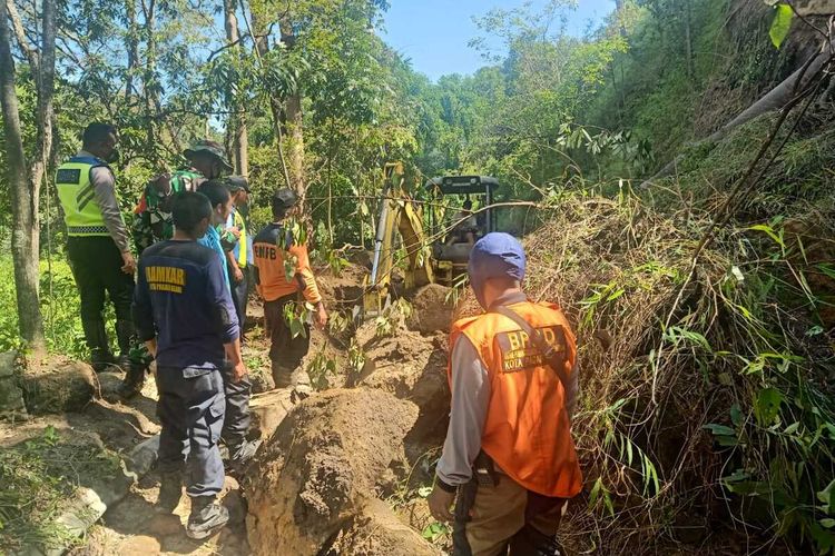 Longsor yang terjadi di kawasan Liku Endikat membuat akses jalan penghubung antara Kota Pagaralam dan Kabupaten Lahat menjadi lumpuh total, Kamis (17/9/2021).