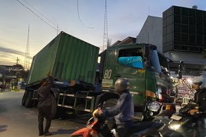 Jalan Sempit Joglo Dilewati Truk Kontainer, Warga Minta Pembatasan Jam Operasional