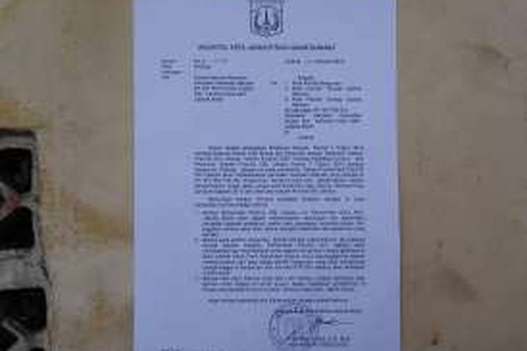 Pemerintah kota Jakarta Barat membagikan dan menempelkan surat pemberitahuan sosialisasi kepada warga Kalijodo RT 07/10, Kelurahan Angke, Kecamatan Tambora, Jakarta Barat pada (16/2/2016).