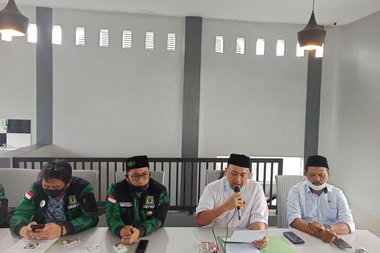 Ketua DPC Partai Persatuan Pembangunan (PPP) Jember Madini Farouq  saat konferensi pers terkait kasus penganiayaan oleh anggota DPRD Jember