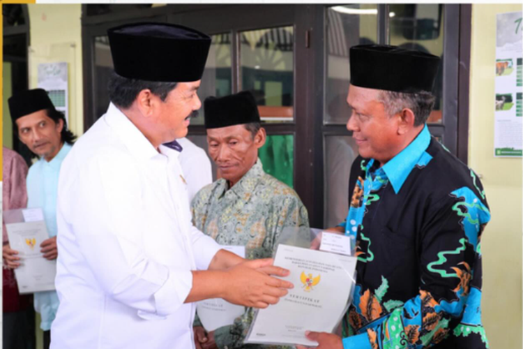Menteri ATR/Kepala BPN, Hadi Tjajanto saat menyerahkan 10 Sertifikat Tanah Wakaf di Masjid Al-Amin, Desa Mangunrejo, Kecamatan Kepanjen, Kabupaten Malang, Jumat (24/11/2023). 
