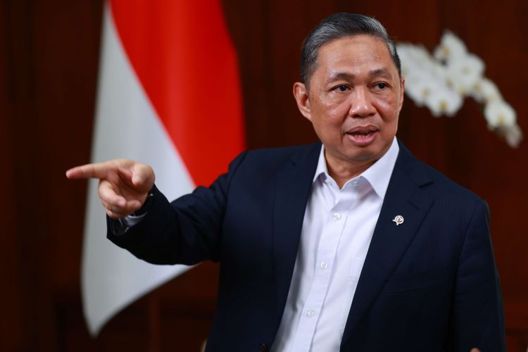 Wakil Menteri Luar Negeri RI Anis Matta berpose setelah diwawancara Kompas.com dalam program Gaspol di Kementerian Luar Negeri, Jakarta Pusat, Selasa (21/10/2025).