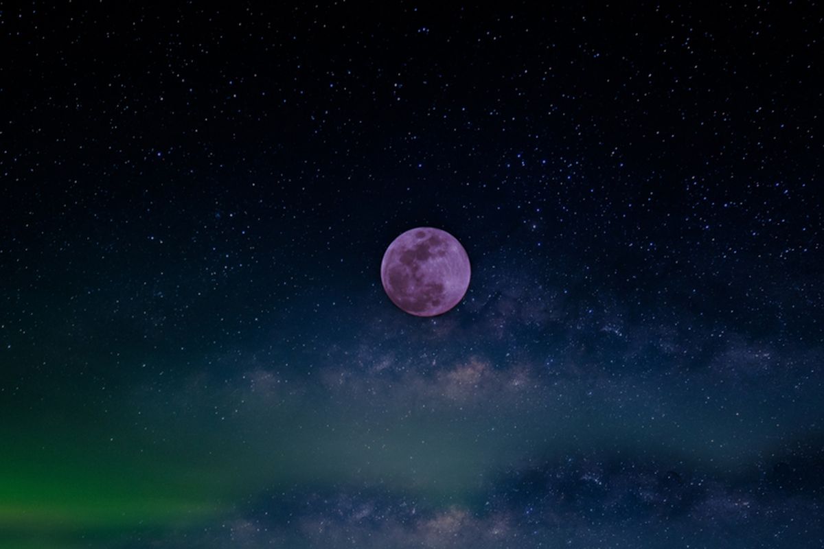 Ilustrasi strawberry full moon atau bulan purnama stroberi yang muncul di bulan Juni.