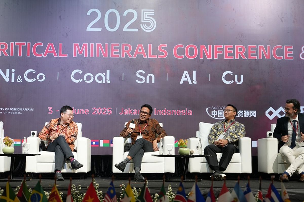 Direktur Keuangan PT Mitra Murni Perkasa (MMP) Achmad Zuhraidi (kedua dari kiri) dalam saat sesi CXO Panel bertema Corporate Visionaries Chart Courses for Critical Mineral Evolution in Indonesia di ajang Indonesia Critical Minerals Conference and Expo 2025. 