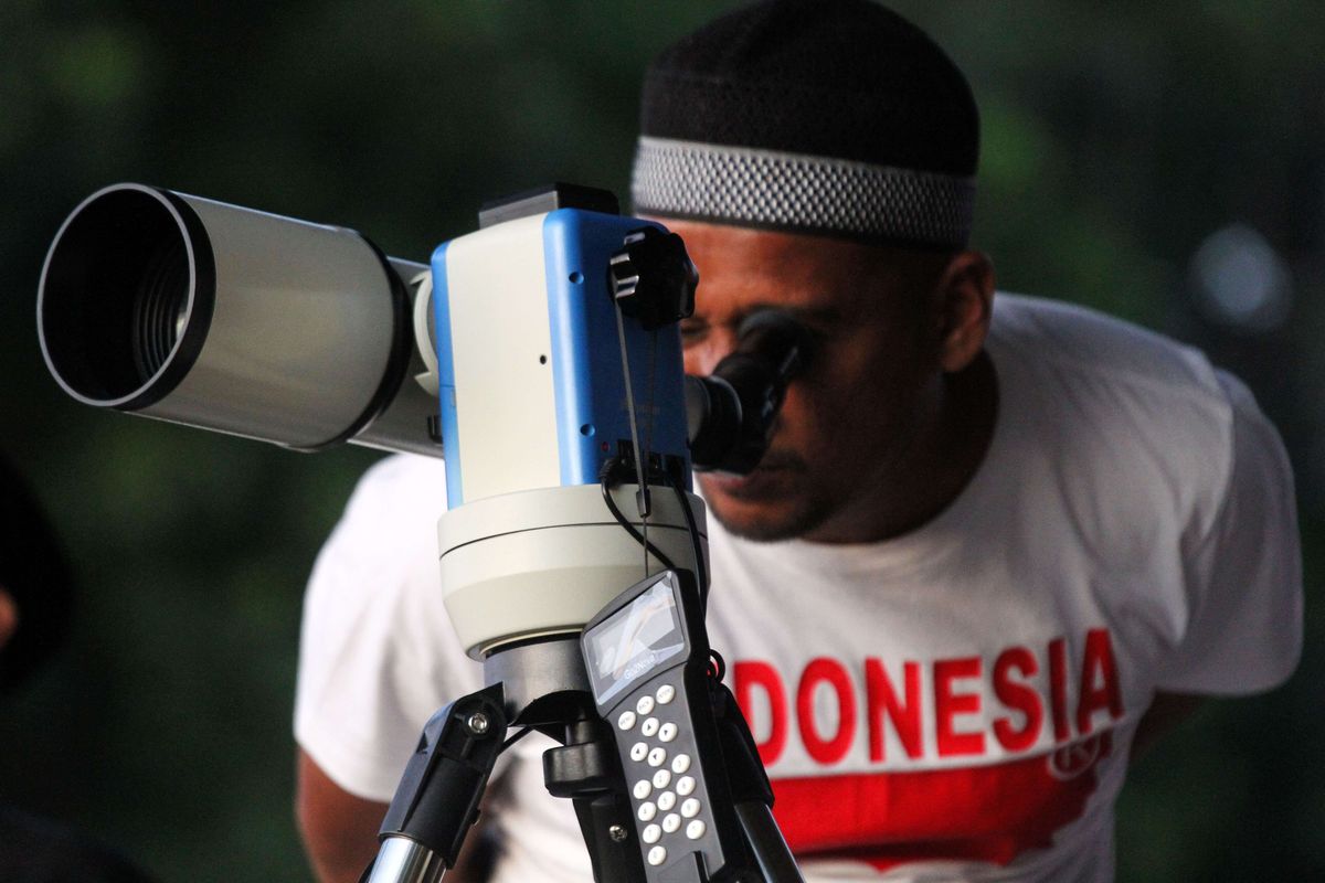 Tim gabungan Kemenag Lhokseumawe dan Mahasiswa Ilmu Falak Astronomi Islam memantau hilal bulan sabit muda pertama melalui teleskop di lokasi pemantauan Nasional Rukyatul Hilal Bukit Blang Tiron, Lhokseumawe, Aceh, Jumat (1/4/2022). Kementerian Agama menggelar pemantauan hilal (rukyatul hilal) di 101 lokasi titik di seluruh Indonesia, enam titik diantaranya di Aceh tersebut tidak terlihat hilal, sehingga awal Ramadhan ditetapkan pada 3 April 2022.