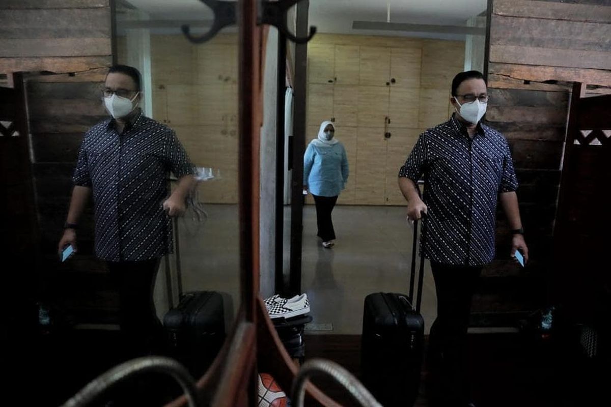Gubernur DKI Jakarta Anies Baswedan dijemput tim RSUD Pasar Minggu untuk pemeriksaan kesehatan awal setelah dinyatakan positif Covid-19, Senin (1/12/2020). 