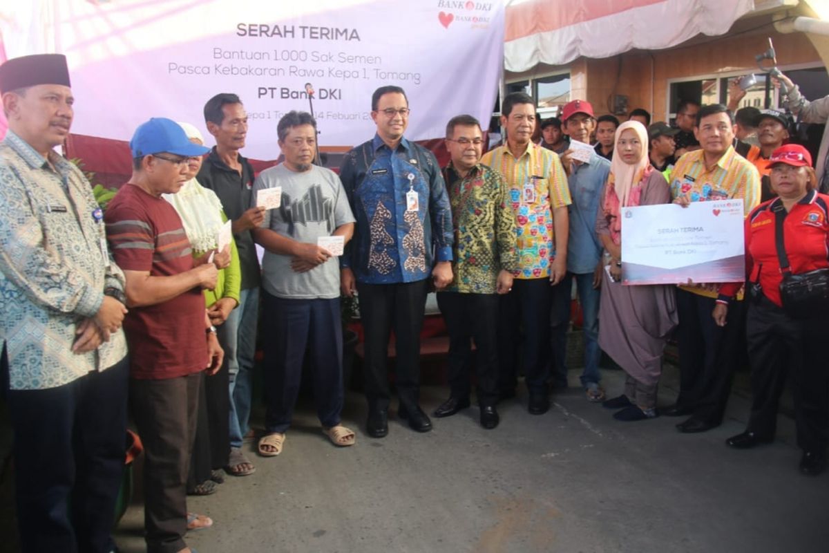 Gubernur DKI Jakarta Anies Baswedan menyalurkan bantuan dana sebesar Rp 338 juta dan 1.000 sak semen untuk korban kebakaran di Kelurahan Tomang, Grogol Petamburan, Jakarta Barat, Kamis (14/2/2019).