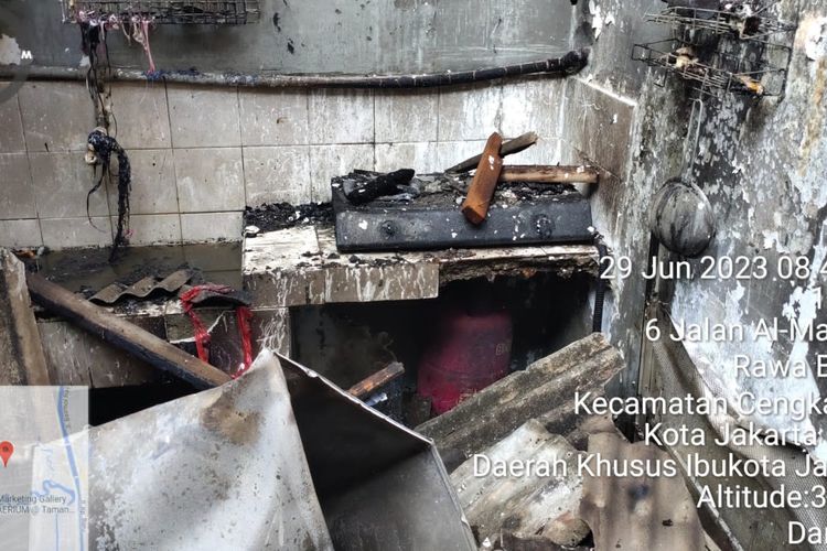 Telah terjadi kebakaran yang melanda sebuah rumah di Jalan Almarifah No. 31, RT 1/RW 12 Kelurahan Rawabuaya, Jakarta Barat, Kamis (29/6/2023).