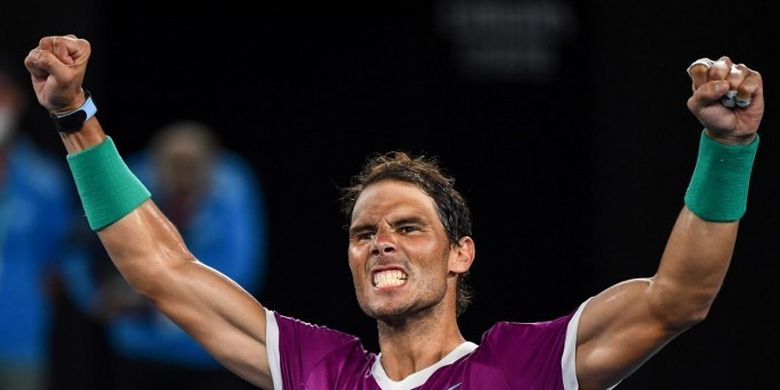 Petenis Rafael Nadal merayakan kemenangan atas Matteo Berrettini dalam pertandingan semifinal Australian Open 2021 di Melbourne, Jumat (28/1/2022). 