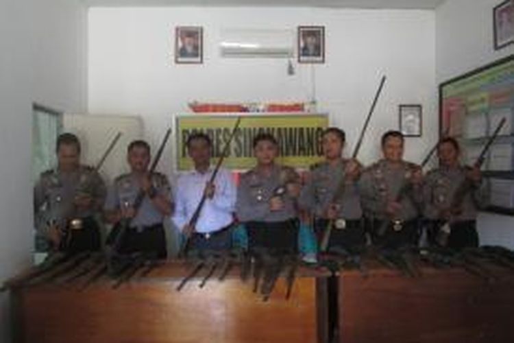 Jajaran Polres Singkawang beserta senjata api rakitan yang di serahkan warga yang diamankan di Mapolres Singkawang, Kalimantan Barat (26/8/2014) - istimewa