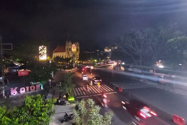 Lampu penerangan jalan umum (PJU) di Jalan Basuki Rahmat Kota Malang dipadamkan untuk menunjang PPKM Darurat, Sabtu (3/7/2021).