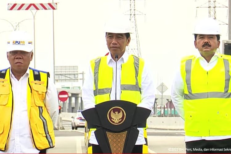 Presiden Joko Widodo didampingi Menteri PUPR Basuki Hadimuljono dan Menteri ATR/BPN Hadi Tjahjanto saat meresmikan Jalan Tol Semarang-Demak Seksi II Ruas Tol Sayung-Demak pada Sabtu (25/2/2023).