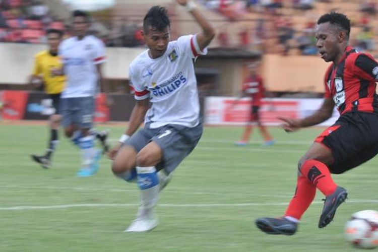 Penyerang Persipura Jayapura, Ferinando Pahabol (17) berusaha melewati pemain bertahan Persiba Balikpapan Arifki Eka Putra (7). Dalam laga lanjutan ISL yang mempertemukan Persipura Jayapura dengan tim tamu Persiba Balikpapan di Stadion Mandala, Jayapura, Kamis (20/2/2014) berhasil dimenangkan Persipura melalui gol penalti Ian Luis Kabes pada penghujung babak kedua.