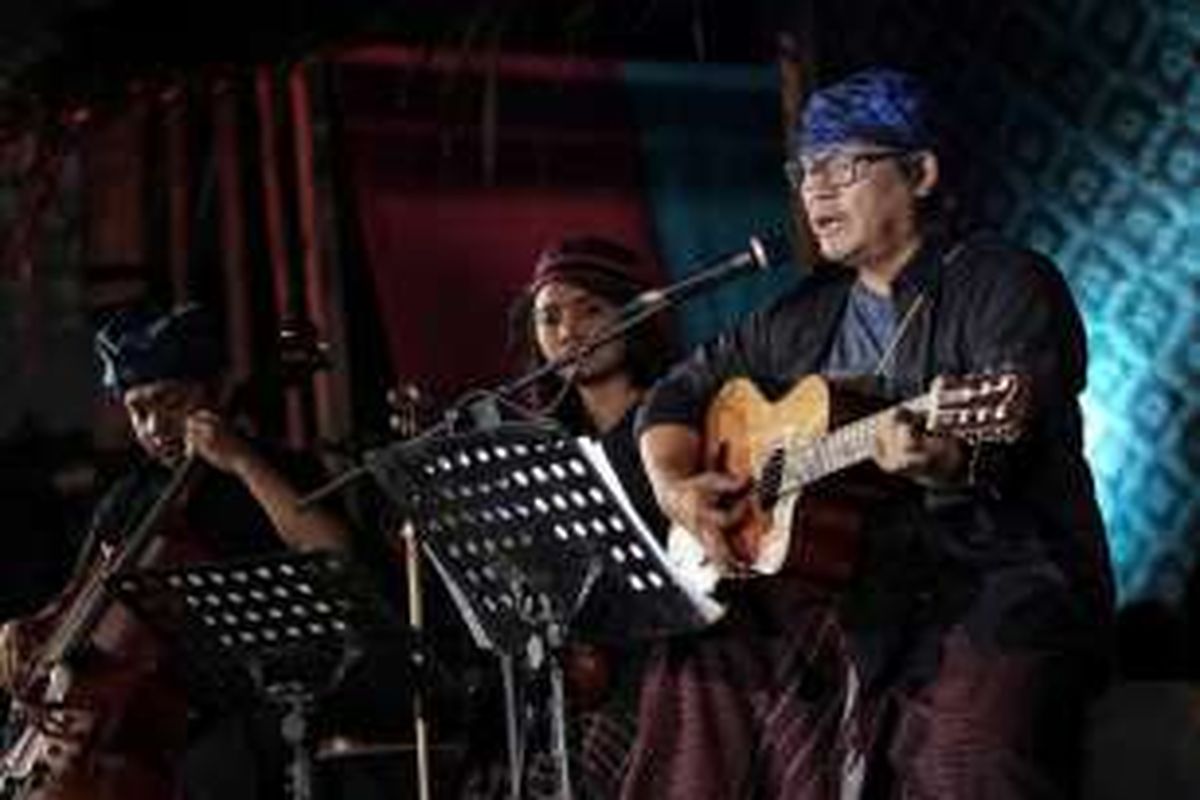 Musisi Jodhi Yudono bersama Tlaga Swara menghibur penonton saat Konser Membaca Baduy dalam rangkaian Gerakan Rayakan Perbedaan Baduy Kembali di Bentara Budaya Jakarta, Rabu (6/4/2016).