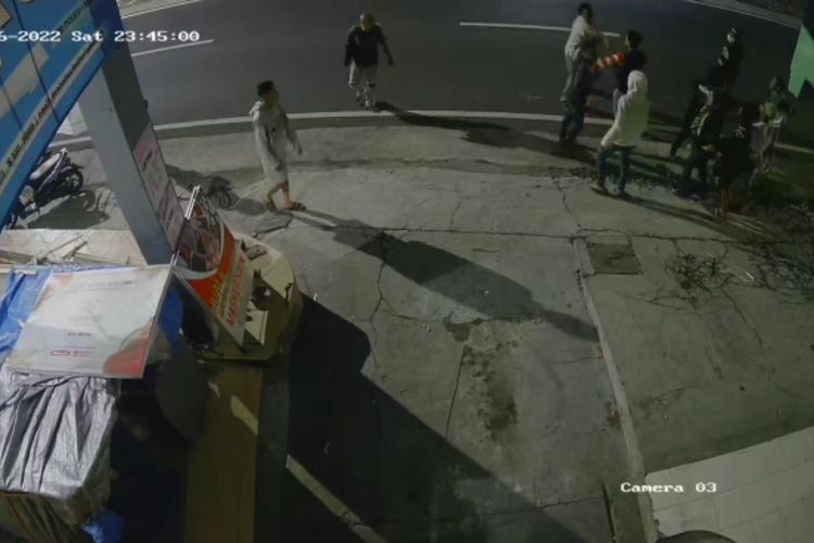 Video viral dari rekaman CCTV memperlihatkan adanya keributan dengan baku hantam yang dilakukan antar pemuda di Jalan Raya Pandanrejo, Kota Batu, Jawa Timur. 
