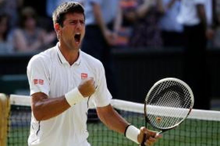 Petenis Serbia, Novak Djokovic berteriak merayakan kemenangannya atas Juan Martin del Potro dari Argentina, pada laga semifinal turnamen Grand Slam Wimbledon, Jumat (5/7/2013).