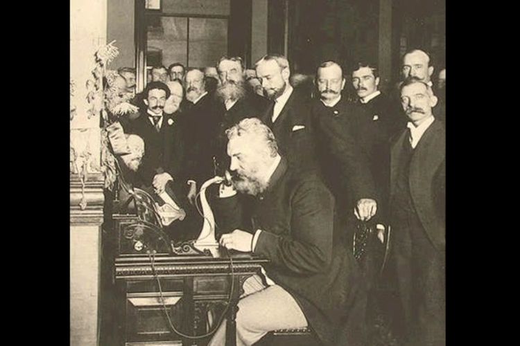 Alexander Graham Bell (duduk) saat membuka jaringan telepon jarak jauh dari New York ke Chicago pada 1892.