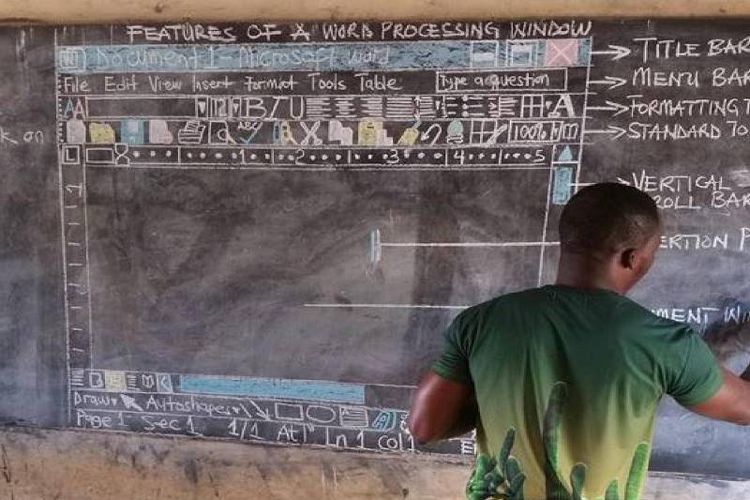 Begini cara Richard Appiah Akoto (33), seorang guru SMP di Ghana, mengajarkan komputer tanpa komputer.