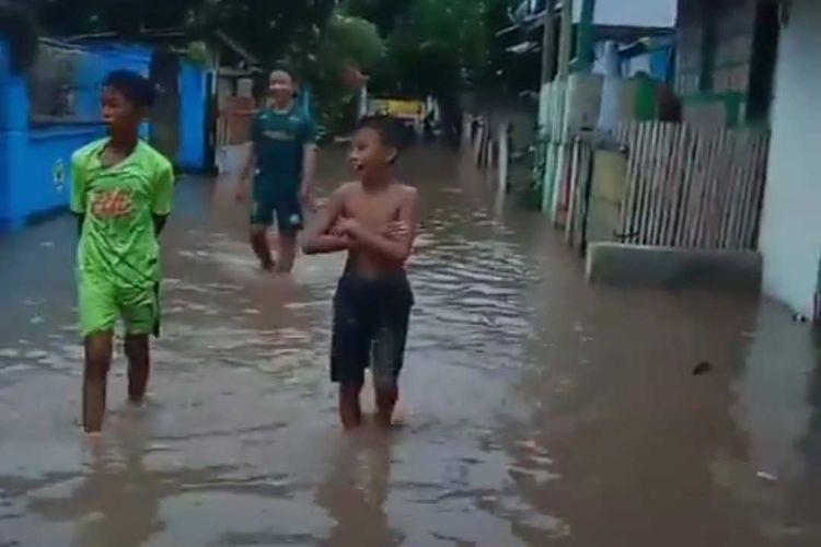 Tampak pemukiman warga di Kelurahan Kandai II, Kecamatan Woja, terendam banjir, Senin (13/2/2023).