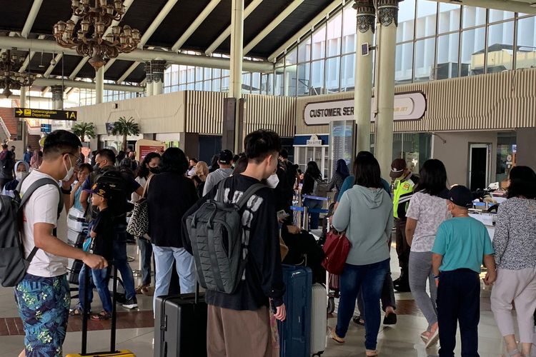Situasi Bandara Soekarno-Hatta pada Rabu (19/4/2023) pagi sudah dipadati para pemudik yang ingin pulang ke kampung halaman masing-masing. Suasana Lebaran sudah mulai terasa dengan banyaknya pemudik yang memenuhi Terminal 1A dan 1B Bandara Soetta.