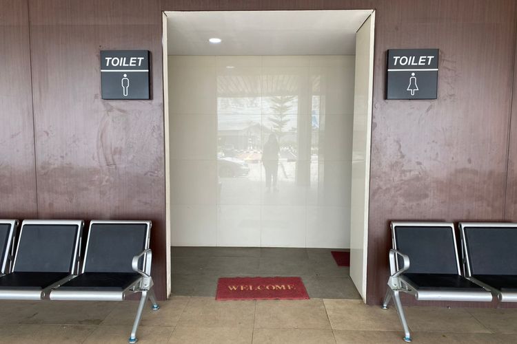 Toilet di Terminal Penumpang Pelabuhan Muara Angke, Jakarta Utara pada Kamis (27/10/2022) sudah bisa digunakan seperi biasa karena aliran air yang sempat terhambat sudah diperbaiki. 