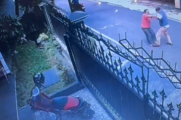 Rekaman CCTV seorang perempuan bernama Nukre di Kota Malang, Jawa Timur menjadi korban penjambretan gelang emas dan gelang gioknya, Rabu (4/12/2024).