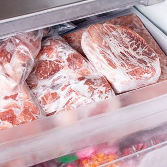 Ilustrasi menyimpan daging mentah di freezer.